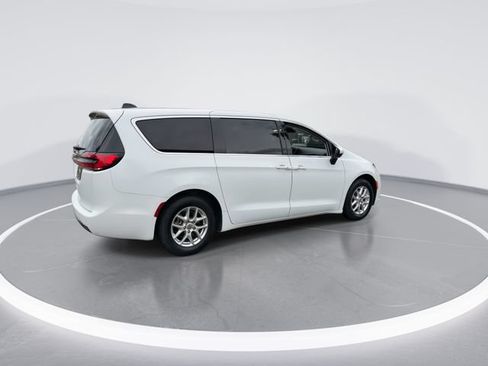 Used 2023 Chrysler Pacifica Touring-L FWD image 8