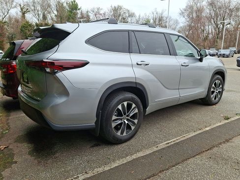 Used 2025 Toyota Highlander XLE image 4