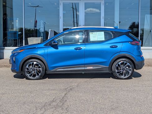 Certified 2023 Chevrolet Bolt EUV Premier w/ Sun & Sound Package FWD image 5