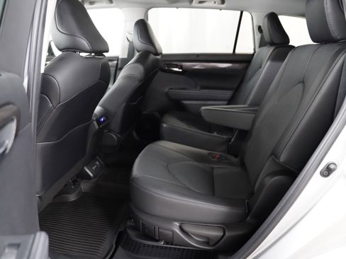 Used 2022 Toyota Highlander Limited AWD/4WD image 5