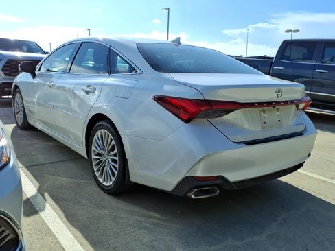 Used 2020 Toyota Avalon Limited FWD image 2