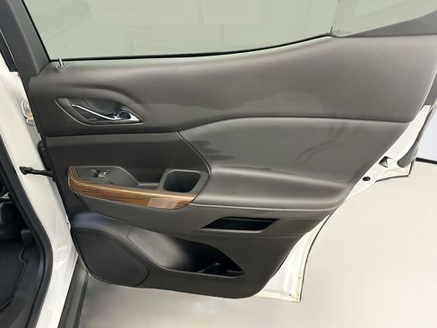 Used 2023 GMC Acadia SLE w/ Driver Convenience Package image 32