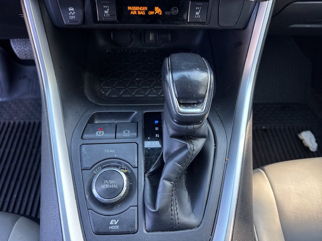 Used 2022 Toyota RAV4 XLE Premium AWD/4WD image 30