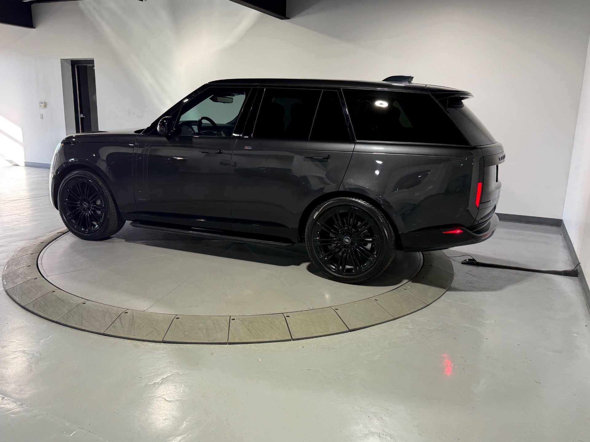 Used 2024 Land Rover Range Rover SE AWD/4WD image 13
