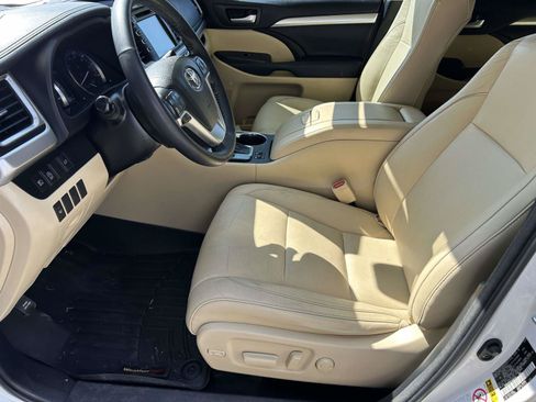 Used 2018 Toyota Highlander XLE FWD image 21