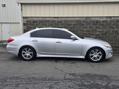 Used 2013 Hyundai Genesis 3.8 w/ Premium Pkg image 9
