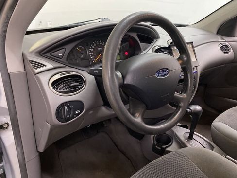 Used 2003 Ford Focus SE image 2