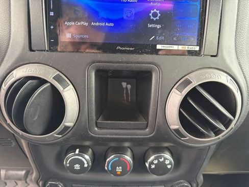 Used 2017 Jeep Wrangler Unlimited Sport w/ Connectivity Group AWD/4WD image 21