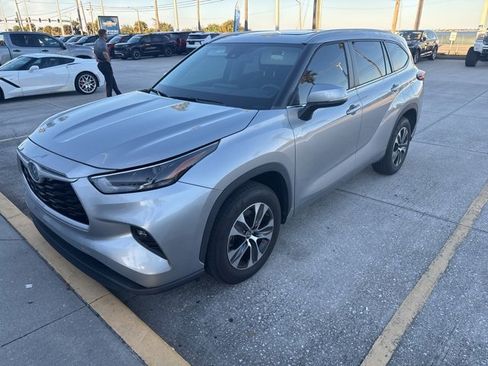 Used 2024 Toyota Highlander XLE image 3