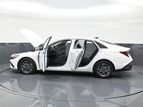 Used 2024 Hyundai Elantra SEL FWD image 30