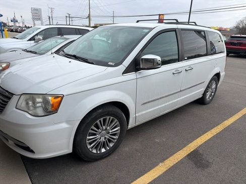 Used 2013 Chrysler Town & Country Touring-L w/ Driver Convenience Group image 5