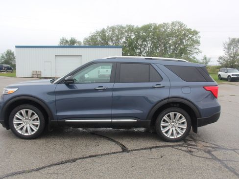Used 2021 Ford Explorer Limited w/ Equipment Group 301A AWD/4WD image 2