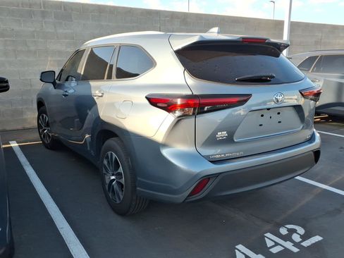 Used 2024 Toyota Highlander XLE FWD image 3