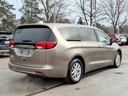 Used 2017 Chrysler Pacifica Touring image 4