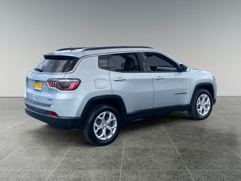 Used 2024 Jeep Compass Latitude AWD/4WD image 5