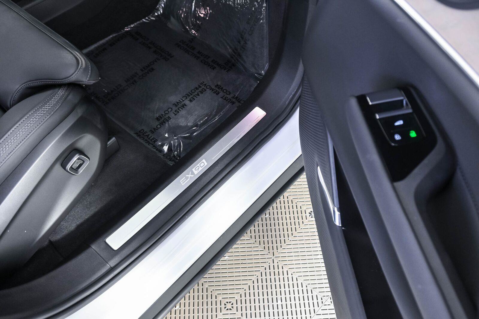 Certified 2025 Volvo EX90 Plus AWD/4WD image 24
