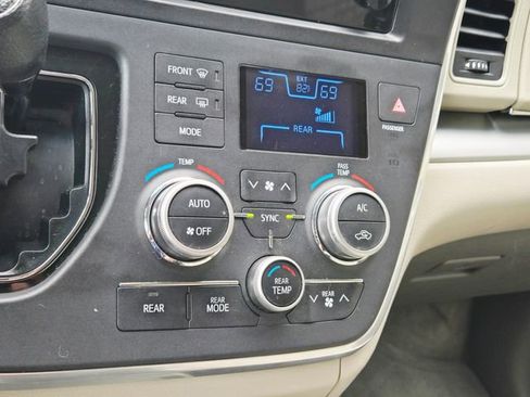 Used 2016 Toyota Sienna LE FWD image 29
