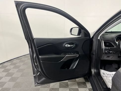 Used 2019 Jeep Cherokee Limited AWD/4WD image 12