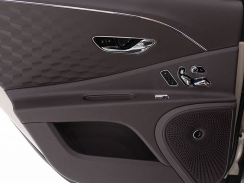 Used 2025 Bentley Flying Spur Plug-In Hybrid AWD/4WD image 22