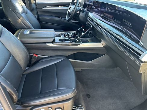 Used 2025 Cadillac Escalade Luxury AWD/4WD image 9