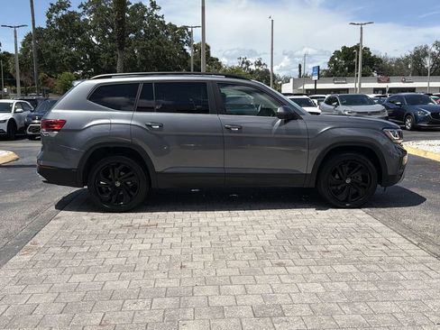 Used 2023 Volkswagen Atlas SE w/ Panoramic Sunroof Package FWD image 3