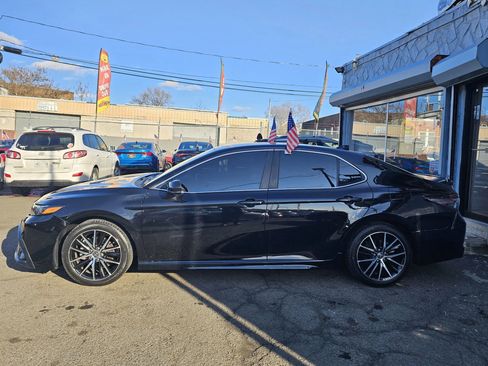 Used 2021 Toyota Camry SE image 4