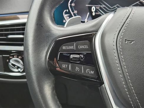 Used 2022 BMW 530e w/ Premium Package image 10