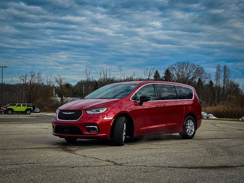 New 2026 Chrysler Pacifica Select image 8