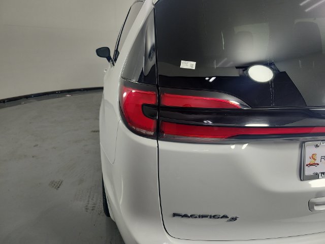 Used 2025 Chrysler Pacifica Limited FWD image 32
