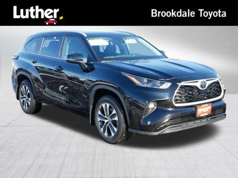 Certified 2024 Toyota Highlander XLE image 1
