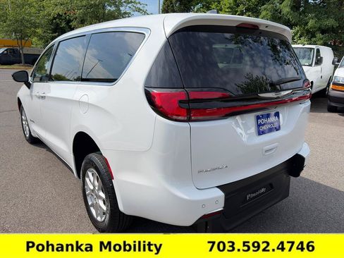 Used 2024 Chrysler Pacifica Touring-L FWD image 5