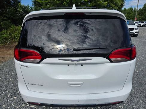 Used 2020 Chrysler Pacifica Touring-L FWD image 6
