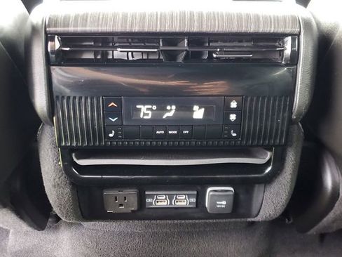 Used 2023 Jeep Wagoneer L Series III w/ Preferred Equipment Group AWD/4WD image 15