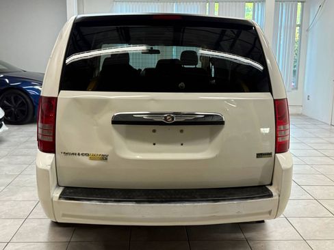Used 2008 Chrysler Town & Country LX image 8