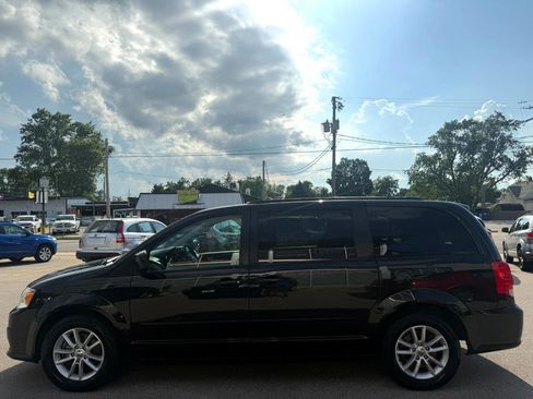 Used 2016 Dodge Grand Caravan SXT image 2