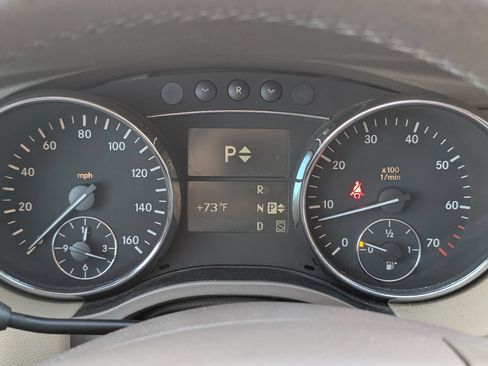 Used 2006 Mercedes-Benz R 350 4MATIC w/ Trim Pkg image 25