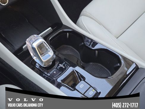 Certified 2024 Volvo XC40 B5 Ultimate w/ Protection Package Premier image 19