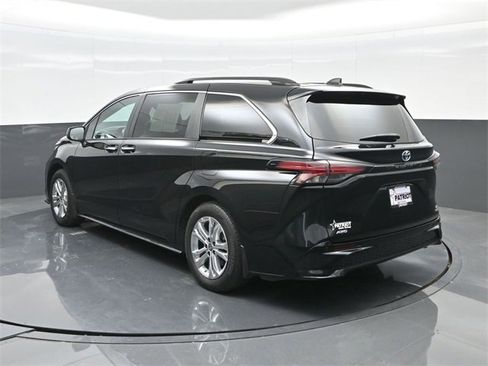 Used 2022 Toyota Sienna XSE image 2