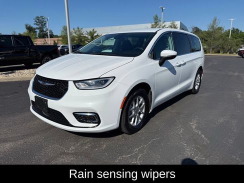 Certified 2023 Chrysler Pacifica Touring-L FWD image 8