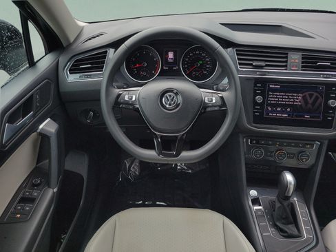 Used 2020 Volkswagen Tiguan SE w/ Panoramic Sunroof Package FWD image 12