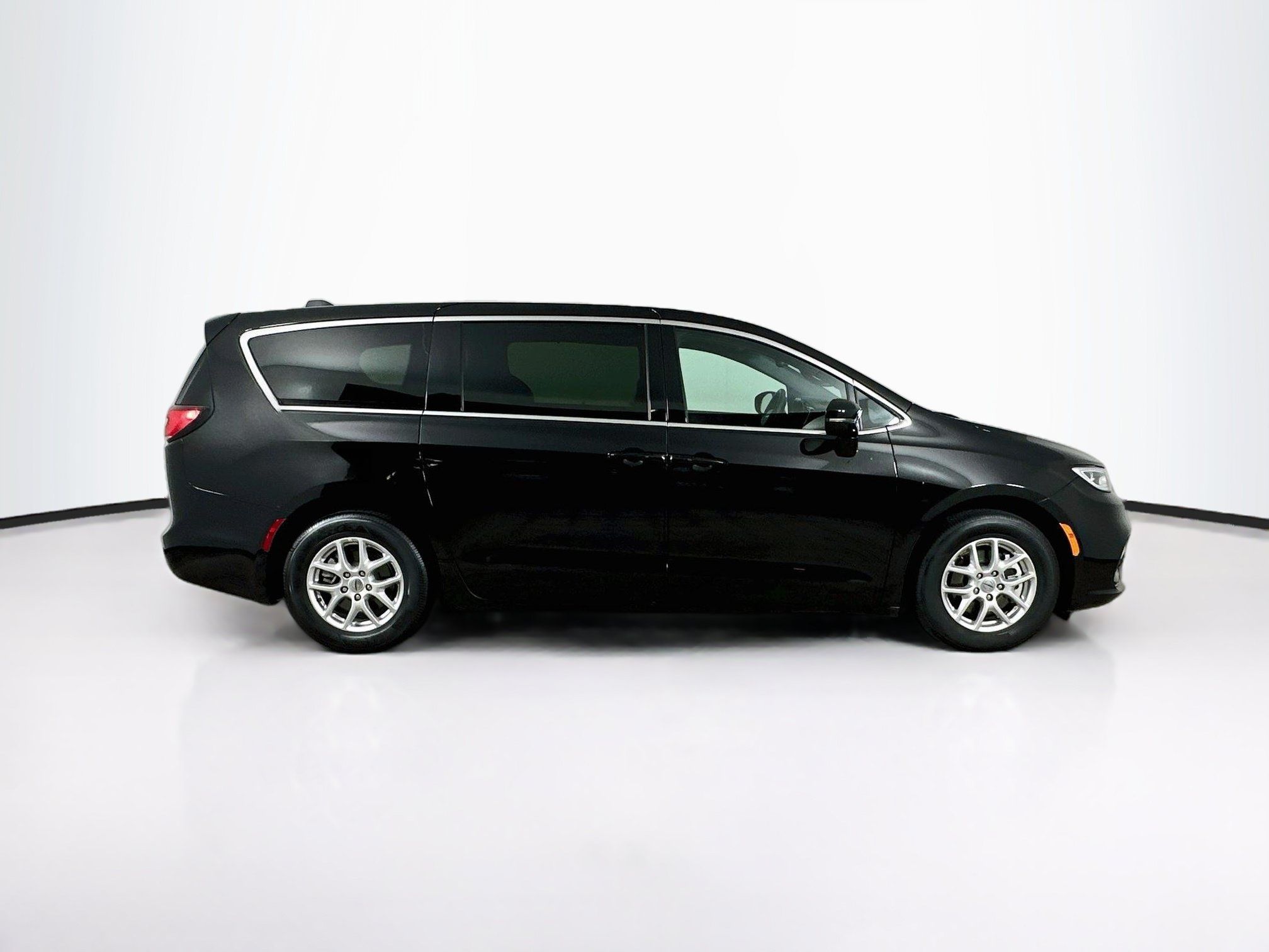 Used 2025 Chrysler Pacifica Select FWD image 10