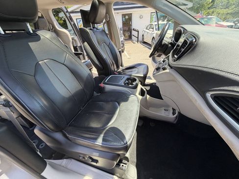 Used 2018 Chrysler Pacifica Limited FWD image 35