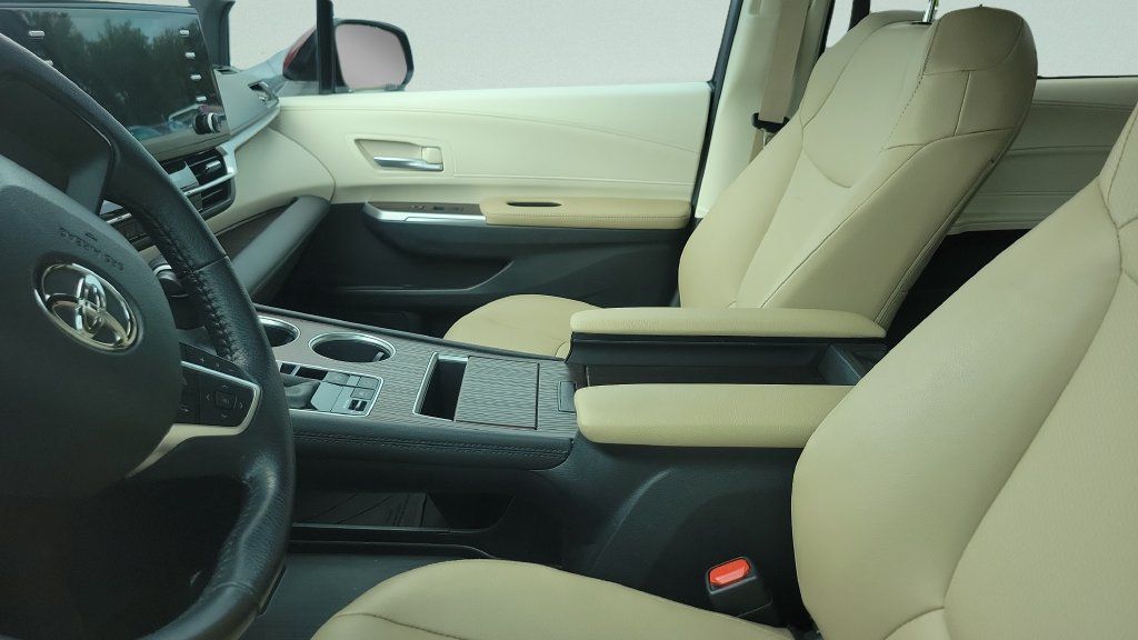 Used 2024 Toyota Sienna XLE FWD image 5