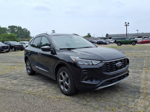 Used 2023 Ford Escape ST-Line w/ Tech Pack #1 AWD/4WD image 3