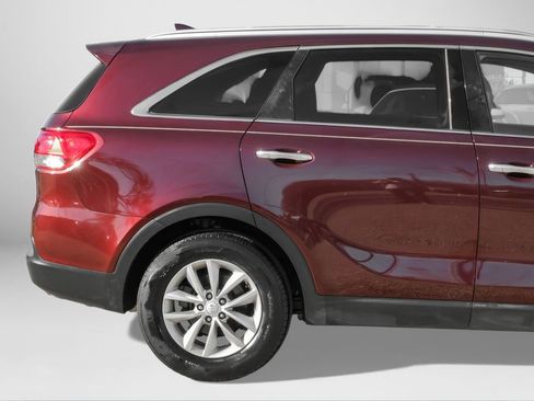Used 2017 Kia Sorento LX w/ LX Convenience Package image 9
