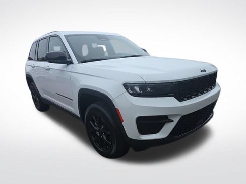 Used 2025 Jeep Grand Cherokee Altitude AWD/4WD image 7