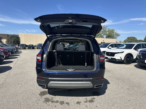 Used 2024 Honda Pilot Touring image 10