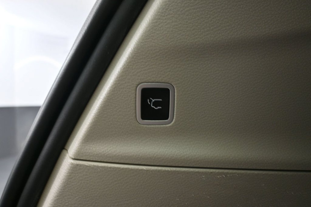 Used 2023 Chrysler Pacifica Touring-L AWD/4WD image 32