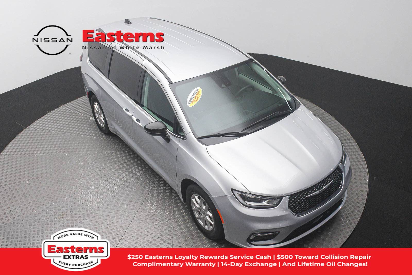 Used 2024 Chrysler Pacifica Touring-L FWD image 3