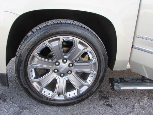 Used 2015 GMC Yukon XL Denali w/ Premium Package image 10